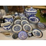 A LARGE ASSORTMENT OF BLUE AND WHITE WILLOW PATTERN TABLEWARE TO INCLUDE A PAIR OF ORIENTAL VASES