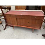 A CWS RADCLIFFE RETRO TEAK SIDEBOARD WITH THREE FRIEZE DRAWERS, A SINGLE DOOR AND A BI-FOLD DOOR -