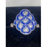 A BLUE KITE ART DECO STYLE DRESS RING SIZE WEIGHT 6.32 GRAMS IN A PRESENTATION BOX