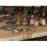 A QUANTITY OF SILVER PLATE TO INCLUDE PHOTOGRAPH FRAMES AND A COFFEE SET