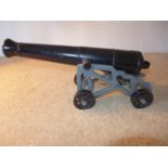 A LARGE CAST IRON BARRLED MODEL OF AN EARLY TO MID 19TH CENTURY BATTERY NAVAL CANNON, MOUNTED ON A