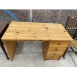 A MODERN PINE SINGLE PEDESTAL DESK, 47x23"