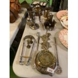 A LARGE COLLECTION OF MIXED METAL WARE TO INCLUDE BRASS AND COPPER ITEMS INCLUDING KETTLE, BELL, ICE