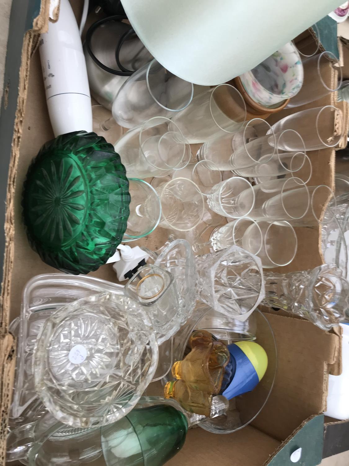 AN ASSORTMENT OF GLASS WARE TO INCLUDE WINE GLASSES AND TWO COFFEE MAKERS ETC - Image 2 of 4