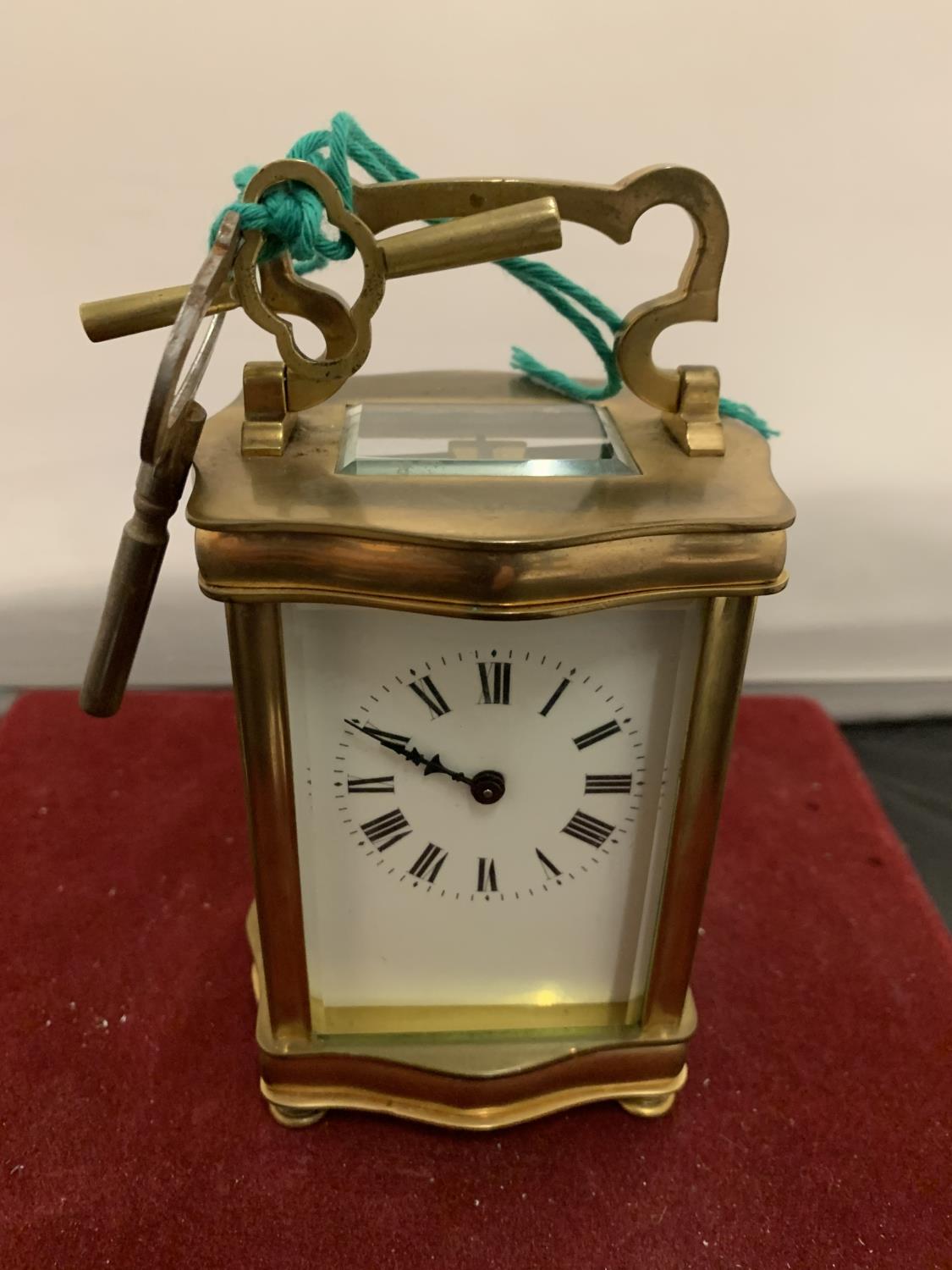 A FRENCH BRASS FRAMED CARRIAGE CLOCK - WORKING WHEN CATALOGUED (DOOR A/F)