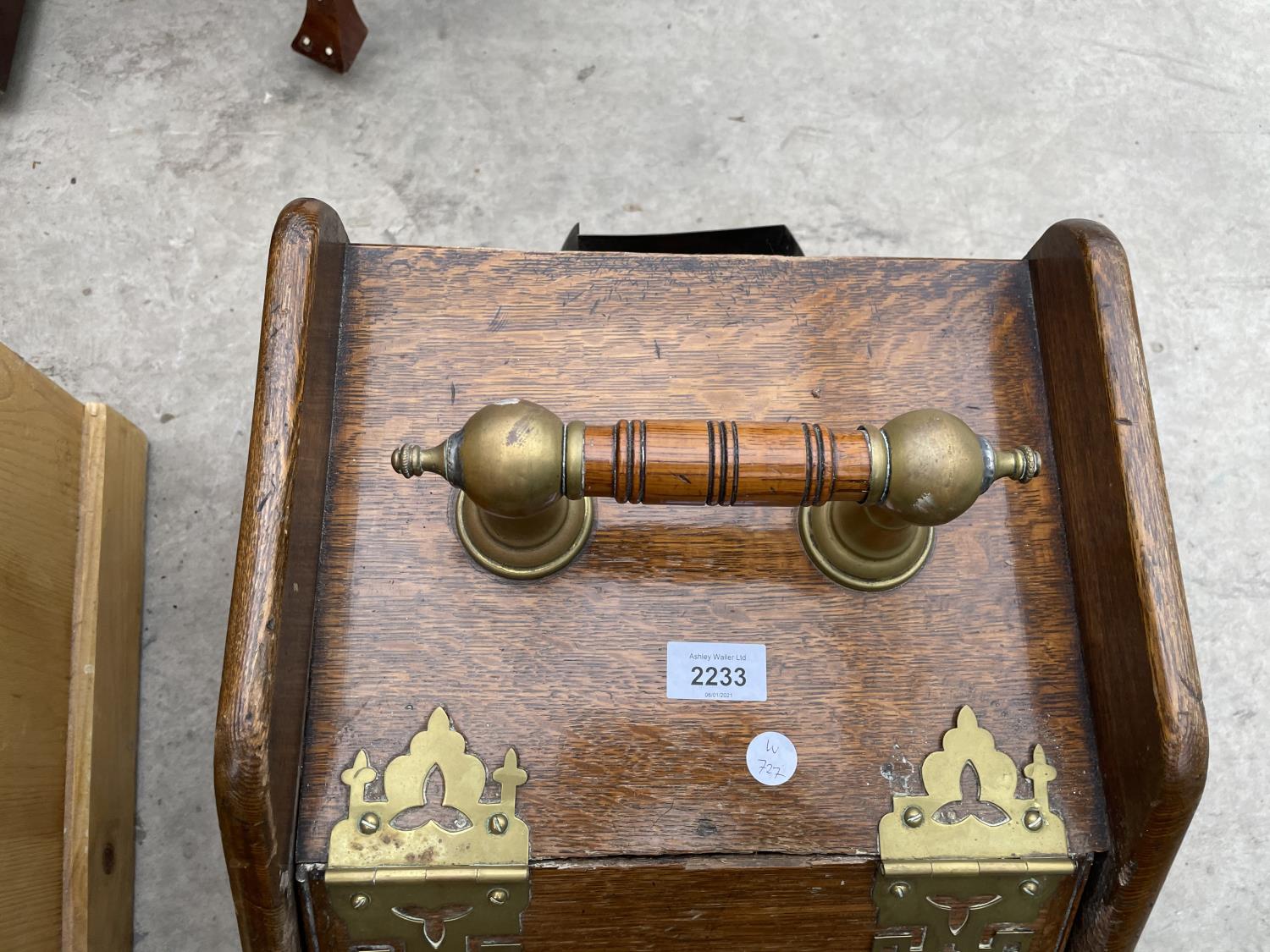 A VICTORIAN OAK PERDONIUM WITH ELABORATE BRASS FITTINGS - Image 2 of 5