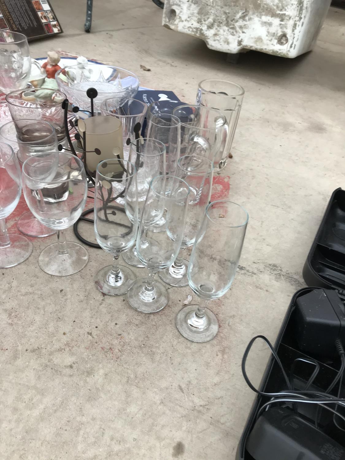 A LARGE ASSORTMENT OF GLASS WARE TO INCLUDE WINE GLASSES AND DISHES ETC - Image 2 of 5