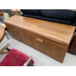 A RETRO TEAK DANISH INFLUENCE LOUNGE UNIT, BASE ENCLOSING TWO LONG DRAWERS AND TWO BI-FOLD