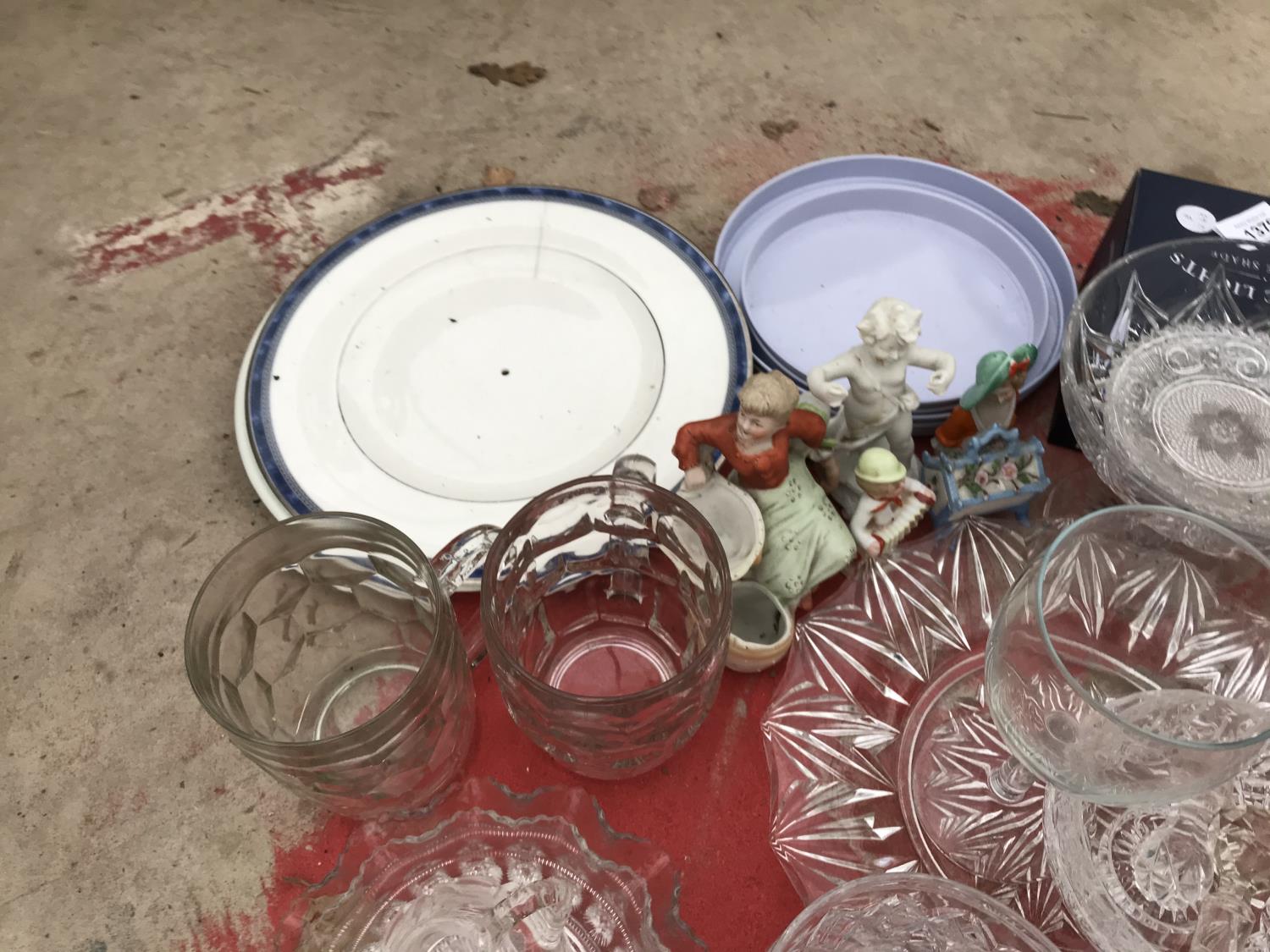 A LARGE ASSORTMENT OF GLASS WARE TO INCLUDE WINE GLASSES AND DISHES ETC - Image 5 of 5