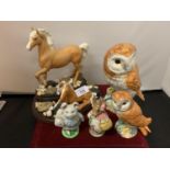 VARIOUS CERAMICS TO INCLUDE TWO BESWICK OWLS, MARE AND FOAL AND TWO BESWICK BEATRIX POTTER ITEMS