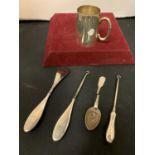 A QUANTITY OF HALLMARKED SILVER AND PLATE TO INCLUDE A SMALL TANKARD, BUTTON HOOKS, SHOE HORN
