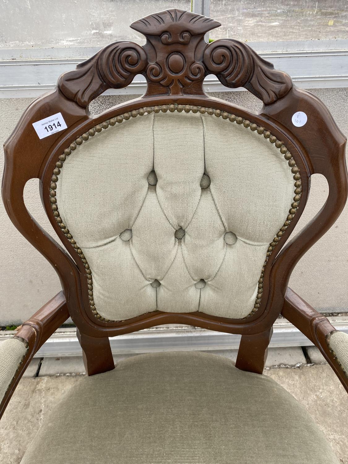 A MODERN CONTINENTAL STYLE OPEN ARMCHAIR WITH BUTTON-BACK - Image 2 of 6