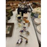 AN ASSORTMENT OF CERAMIC FIGURES TO INCLUDE TWO COALPORT HOUSES AND VARIOUS ROYAL CROWN DERBY (