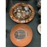 A BRASS PLATTER CONTAINING A LARGE QUANTITY OF VINTAGE COINS AND A POTTERY 'FISH' BOWL