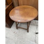 AN EARLY 20TH CENTURY CIRCULAR OAK TABLE ON FOUR TURNED LEGS, 30" DIAMETER