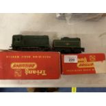 A TRI-ANG OO GAUGE BRITISH RAILWAY D3035 LOCOMOTIVE AND A COAL TENDER BOTH WITH BOXES