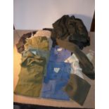 A KIT BAG AND A LARGE QUANTITY OF MILITARY CLOTHING, TO INCLUDE SHIRTS, SOCKS ETC