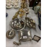 A QUANTITY OF SILVER PLATE AND YELLOW METAL ITEMS TO INCLUDE A VINTAGE SILVER BOX WITH HINGED LID
