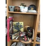 AN ASSORTMENT OF ITEMS TO INCLUDE CERAMIC WARE, KITCHEN ITEMS AND DECORATIVE PIECES ETC