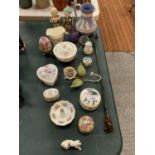 A QUANTITY OF CHINA TRINKET BOXES TO INCLUDE WEDGWOOD AND SPODE AND OTHER DECORATIVE ITEMS