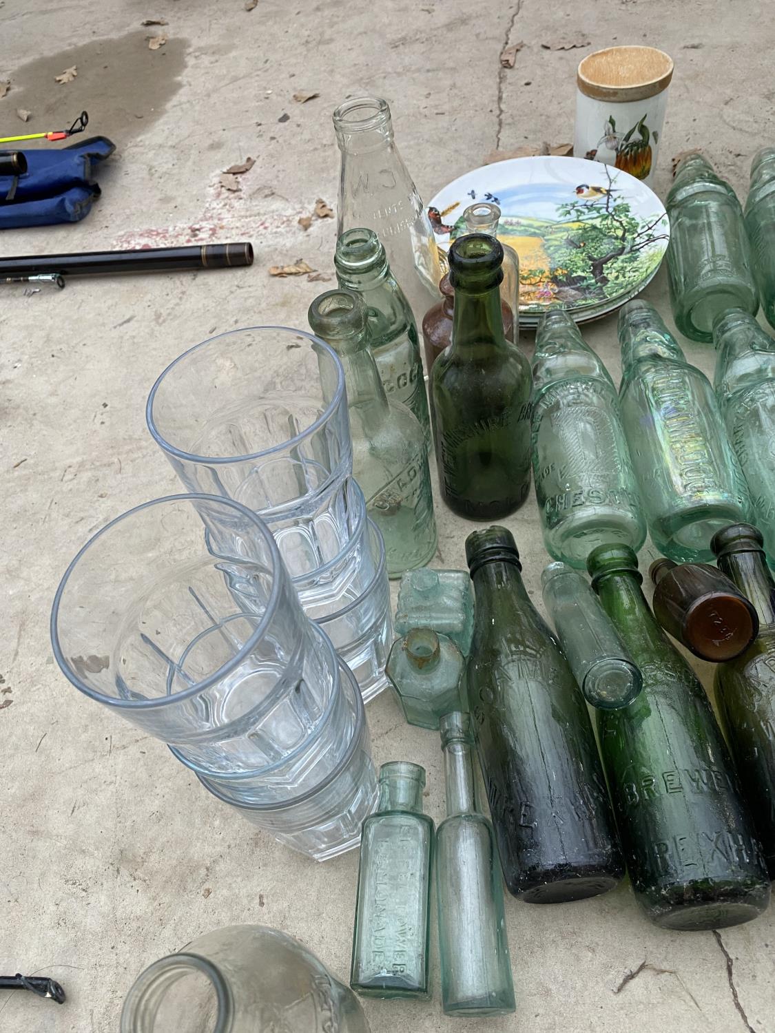 AN ASSORTMENT OF CERAMIC AND GLASS WARE TO INCLUDE A QUANTITY OF GREEN GLASS BOTTLES - Image 4 of 5