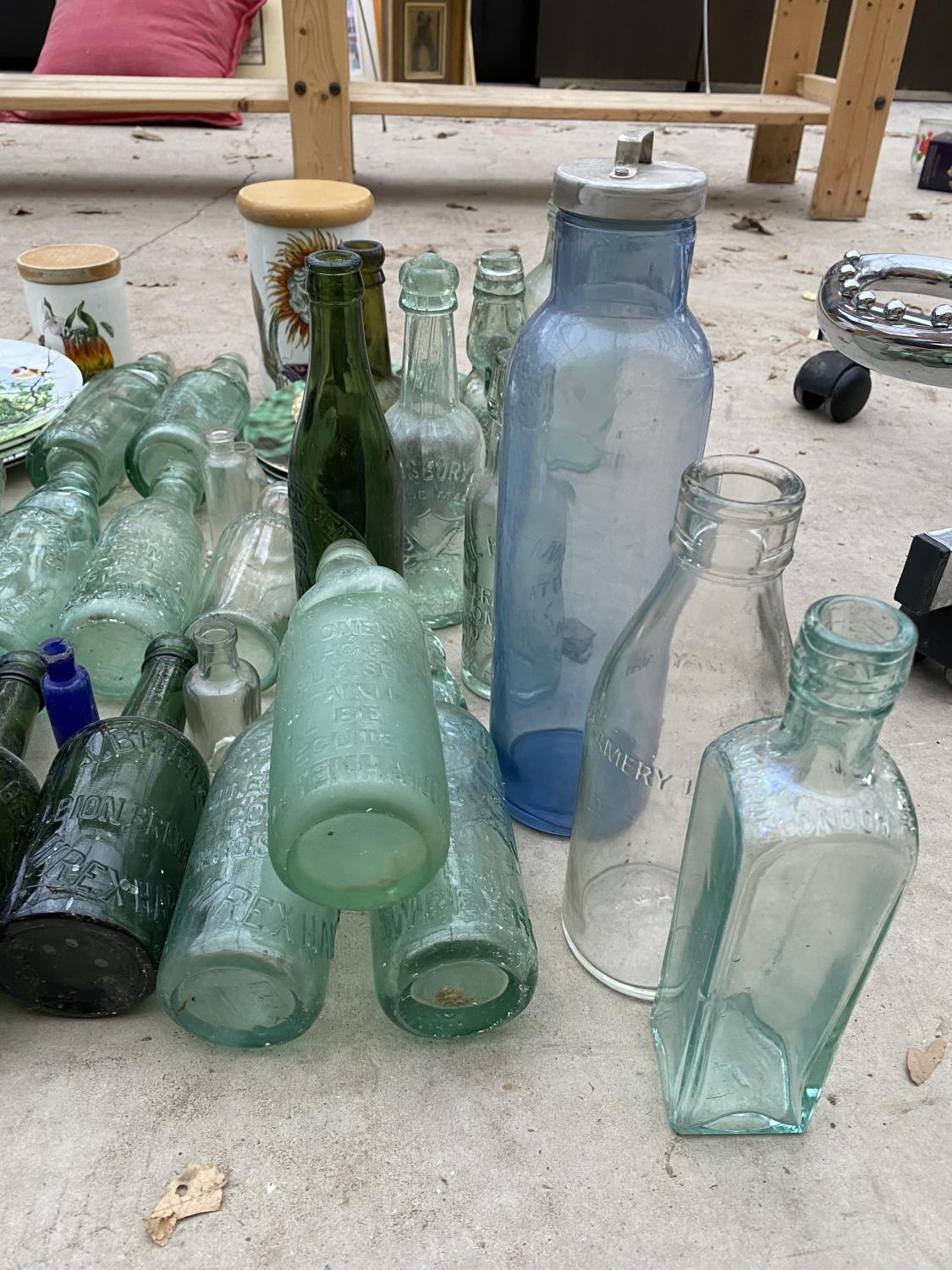 AN ASSORTMENT OF CERAMIC AND GLASS WARE TO INCLUDE A QUANTITY OF GREEN GLASS BOTTLES - Image 2 of 5