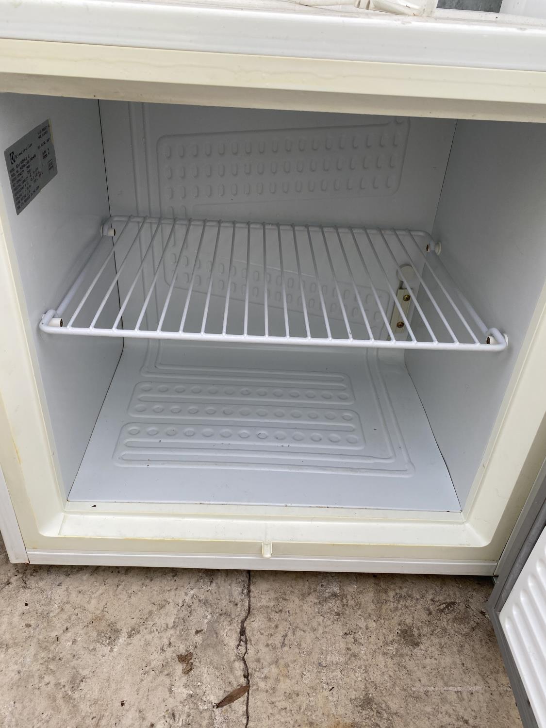 A WHITE ELECTROLUX COUNTER TOP FRIDGE BELIEVED IN WORKING ORDER BUT NO WARRANTY - Image 3 of 4