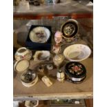 A SELECTION OF CERAMICS AND GLASSWARE TO INCLUDE A SPODE DISH, FABERGE STYLE EGGS, CHOKIN PLATE ETC