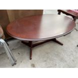 AN OVAL MAHOGANY COFFEE TABLE