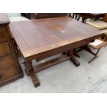 AN EARLY 20TH CENTURY OAK DRAW LEAF DINING TABLE