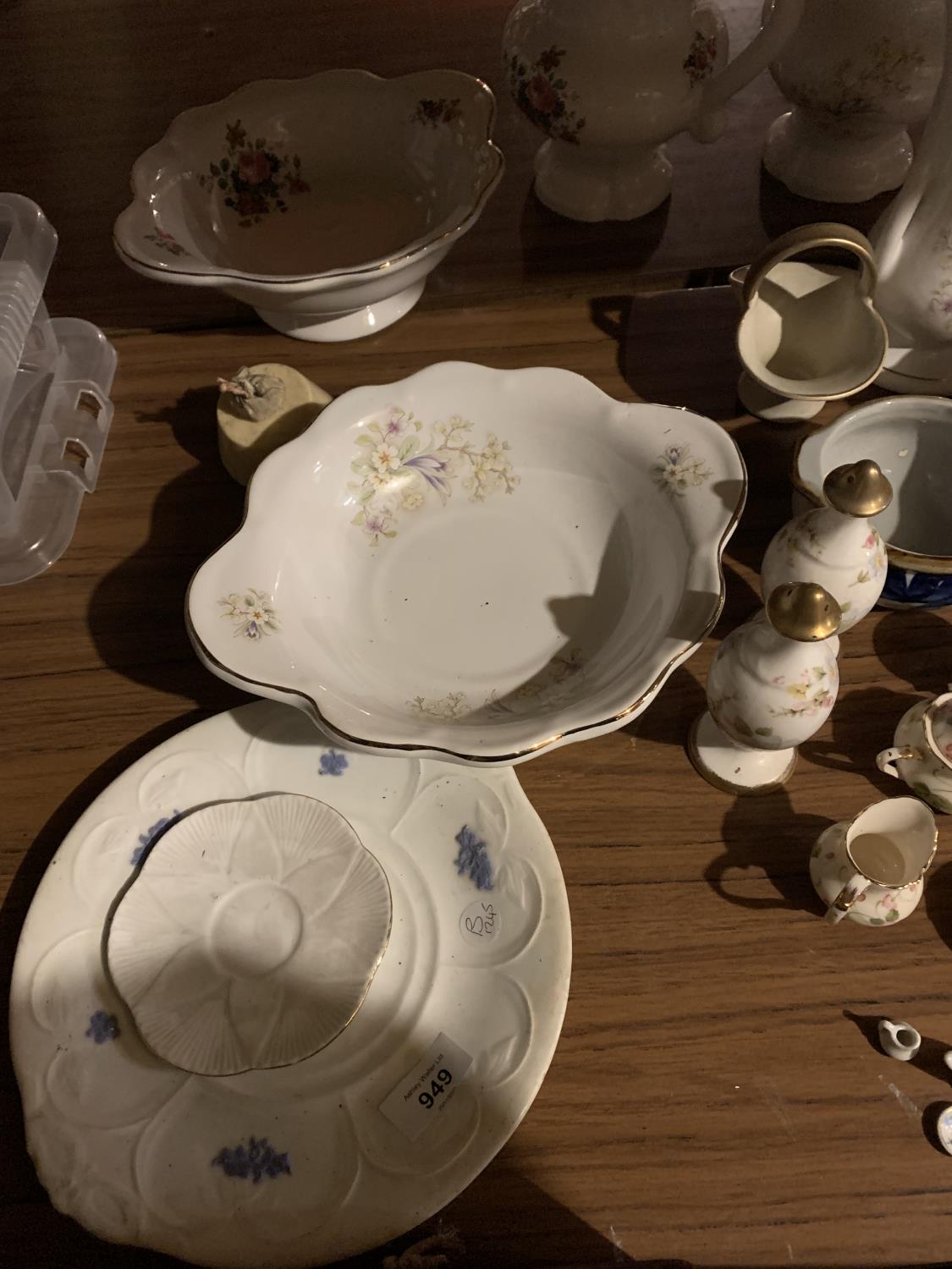 A SELECTION OF CERAMIC WARE TO INCLUDE A DOLL'S CHINA TEA SET, A PAIR OF JUGS ETC - Image 3 of 3