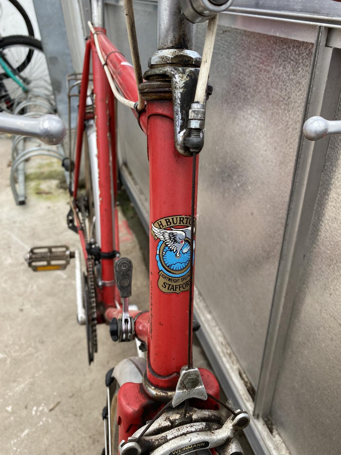 A VINTAGE HENRY BURTON ROAD RACING BIKE WITH 12 GEARS - Image 4 of 5