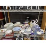 A LARGE ASSORTMENT OF CERAMIC AND GLASS WARE TO INCLUDE GRINDLY BOWLS AND PLATES ETC