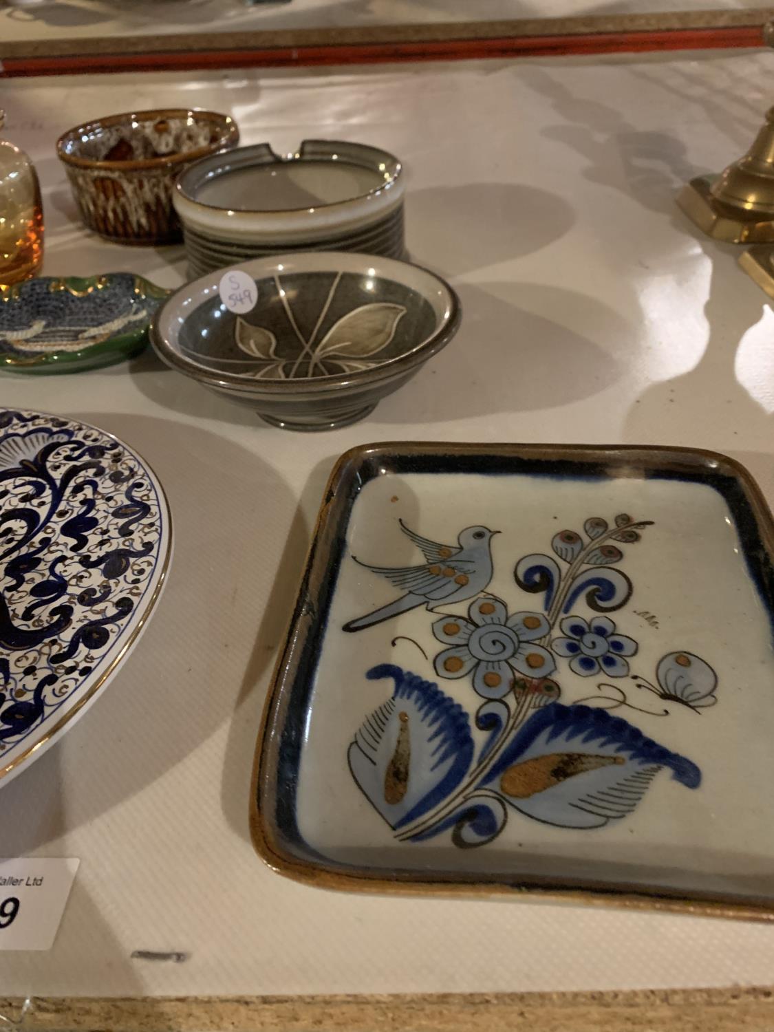 AN ASSORTMENT OF CERAMIC WARE TO INCLUDE EXAMPLES OF DENBY, COALPORT, AYNSLEY ETC - Image 2 of 4