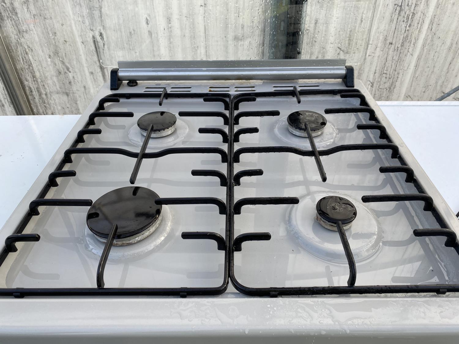 A SILVER BEKO GAS AND ELECTRIC FREESTANDING OVEN AND HOB BELIEVED WORKING OIRDER BUT NOI WARRANTY - Bild 3 aus 6