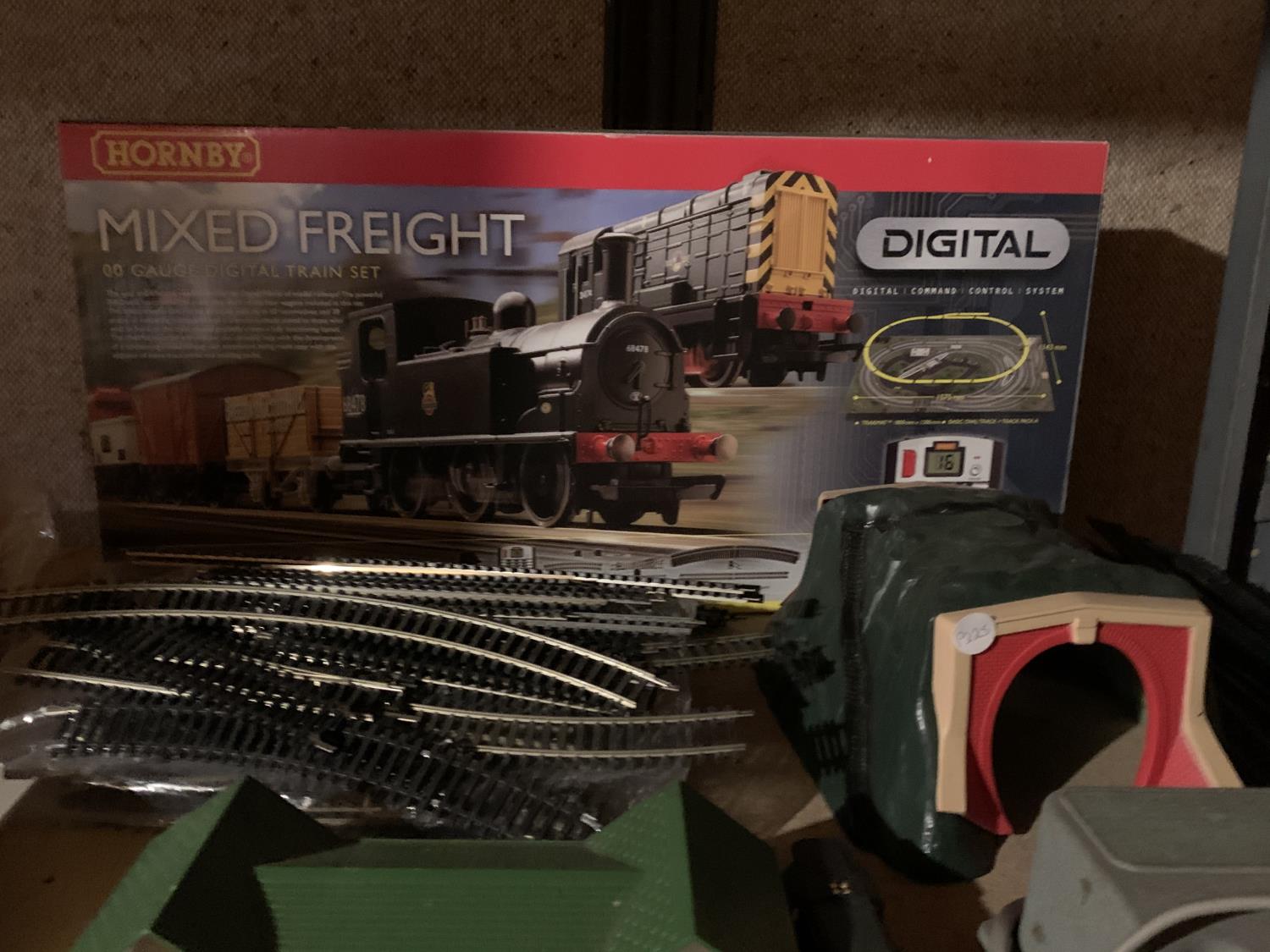 A LARGE QUANTITY OF MODEL RAILWAY ITEMS TO INCLUDE HORNBY, METAL TRAINS AND TRACK ETC - Image 2 of 4