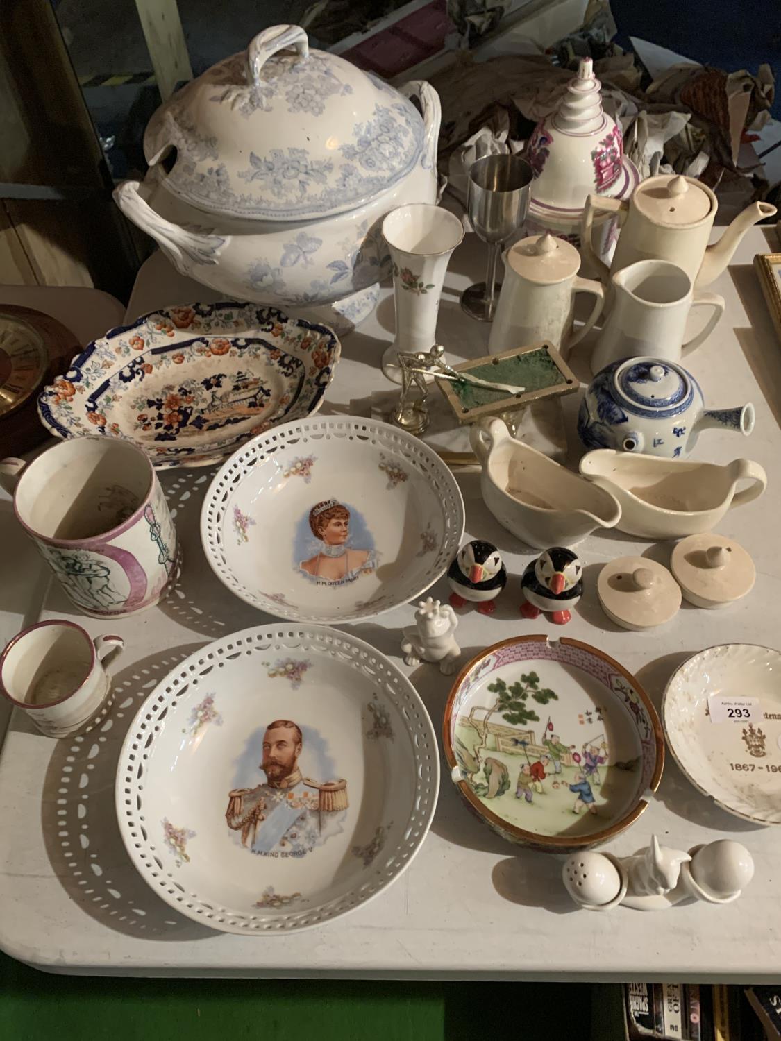 A COLLECTION OF MIXED CERAMICS TO INLCUDE A LARGE BLUE AND WHITE LIDDED TUREEN