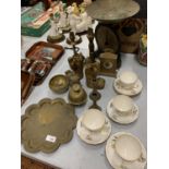 AN ASSORTMENT OF ITEMS TO INCLUDE BRASS WARE AND CUPS & SAUCERS