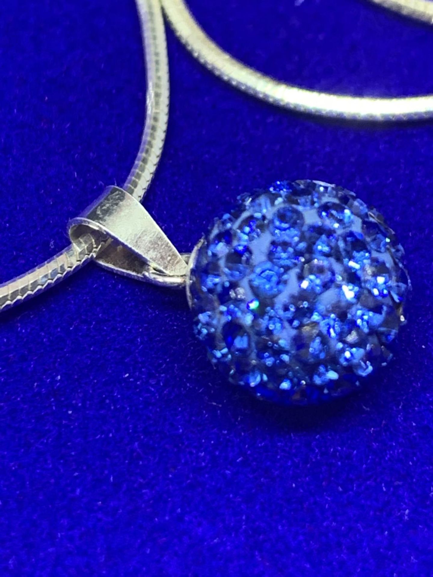 A SILVER CHAIN MARKED 925 WITH A BLUE CRYSTAL BALL PENDANT IN A PRESENTATION BOX - Image 2 of 3