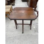 AN EARLY 20TH CENTURY MAHOGANY DROP LEAF SIDE TABLE