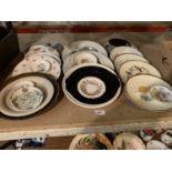 AN ASSORTMENT OF VARIOUS COLLECTABLE AND DECORATIVE PLATES TO INCLUDE WEDGWOOD AND VILLEROY AND BOSH