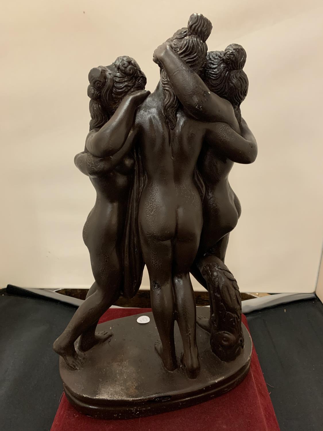 AN ORNAMENT DEPICTING THE THREE MUSES - HEIGHT 43CMS - Bild 3 aus 3