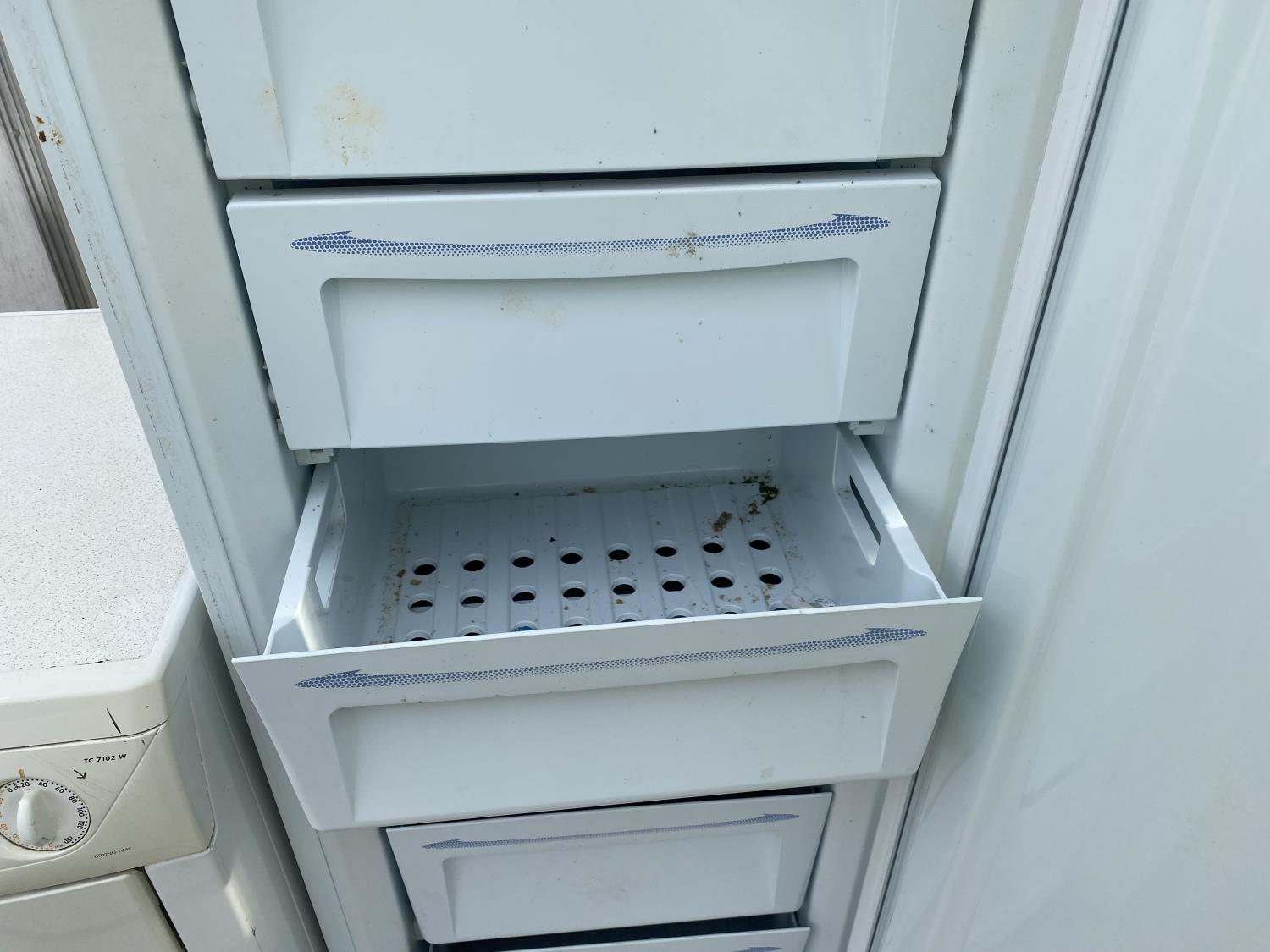 A WHITE FRIGIDAIRE UPRIGHT FREEZER BELIEVED IN WORKING IORDER BUT NO WARRANTY - Image 5 of 6