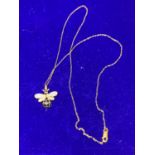 A SILVER GILT NECKLACE WITH A DECORATIVE BEE PENDANT MARKED 925 IN A PRESENTATION BOX