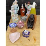 AN ASSORTMENT OF CERAMIC WARE TO INCLUDE ORIENTAL FIGURES AND TRINKET BOX ETC