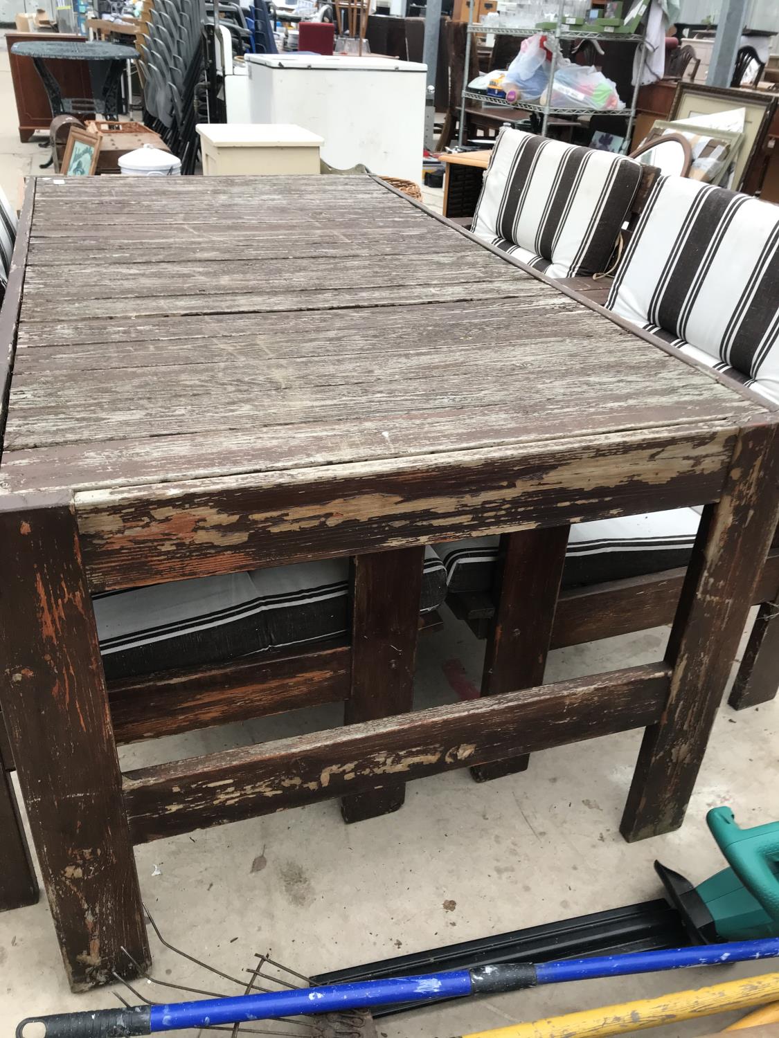 A FOUR SEATER WOODEN GARDEN TABLE WITH FOUR CHAIRS COMPLETE WITH CUSHIONS - Image 2 of 4