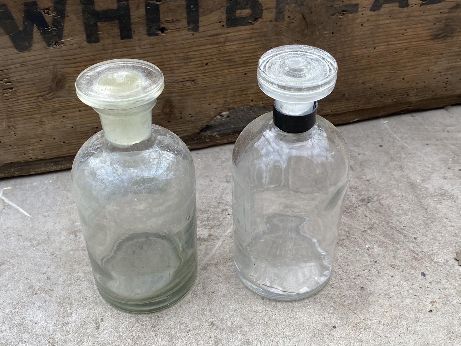 A VINTAGE WOODEN BOX CONTAINING GLASS STORAGE JARS AND SCIENTIFIC BOTTLES - Image 2 of 3