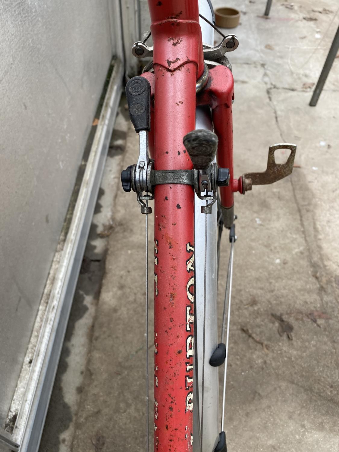 A VINTAGE HENRY BURTON ROAD RACING BIKE WITH 12 GEARS - Image 5 of 5