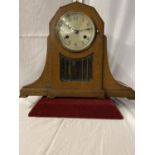 AN OAK ART DECO STYLE CHIMING MANTLE CLOCK WITH ROPE EDGE DETAIL - HEIGHT 31CM