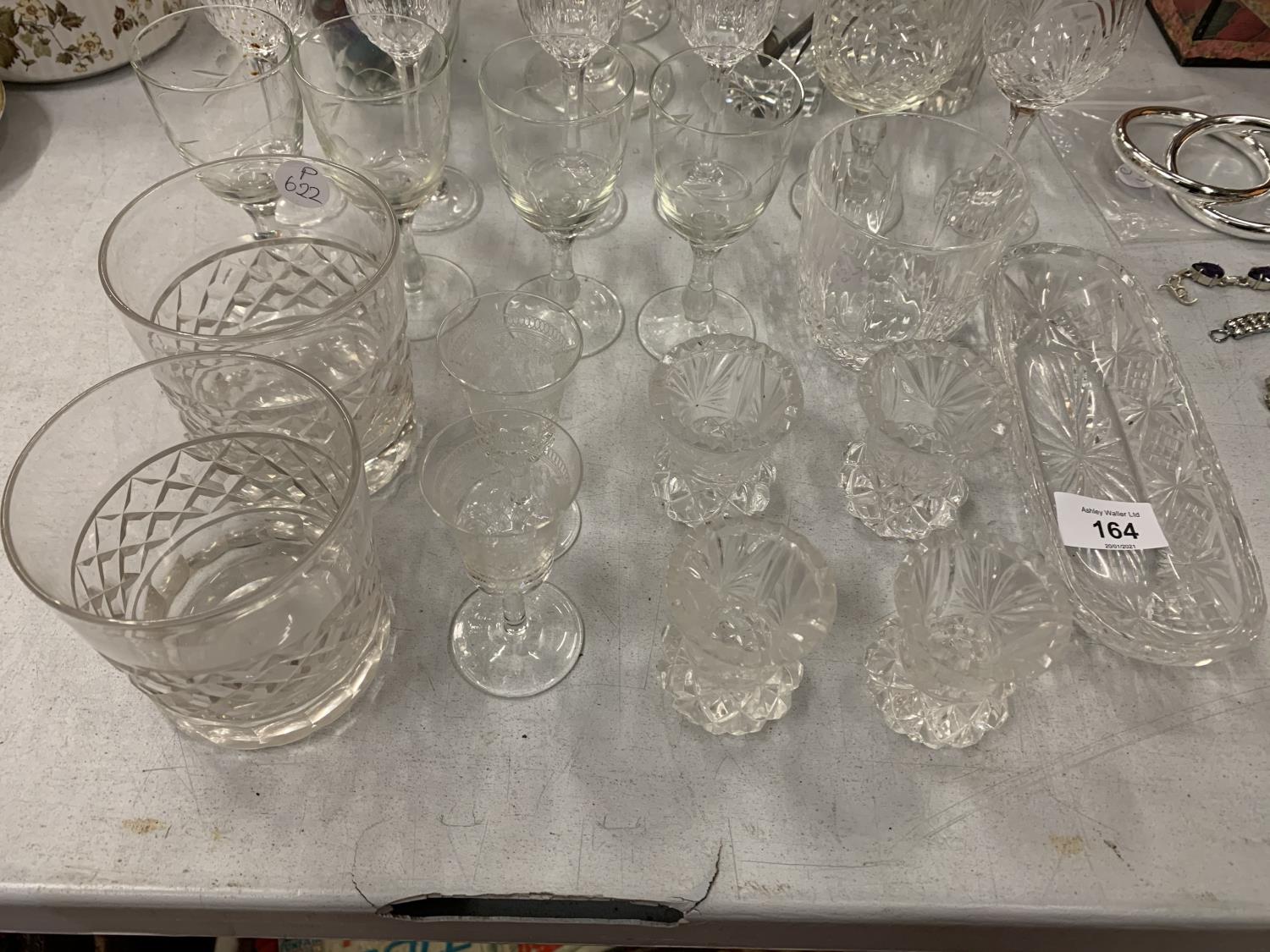 A LARGE COLLECTION OF MIXED GLASS WARE TO INCLUDE GLASSES - Image 2 of 4